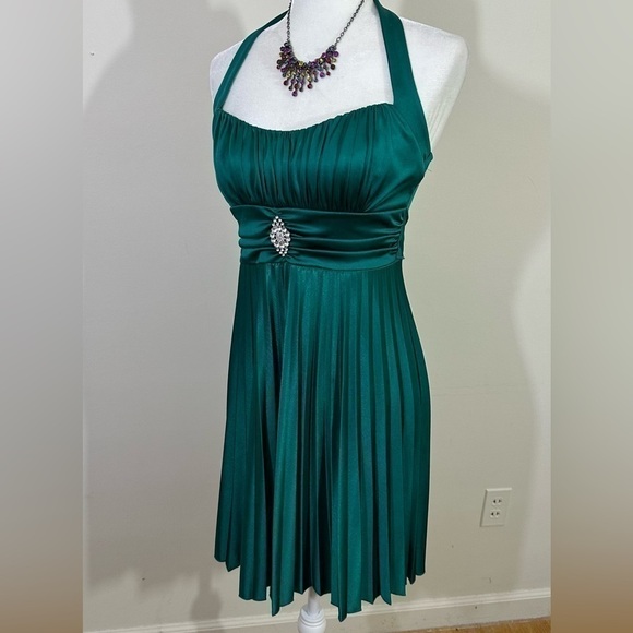Speechless sz sm dressy dress in emerald faux decorative pin accent. - Picture 1 of 15